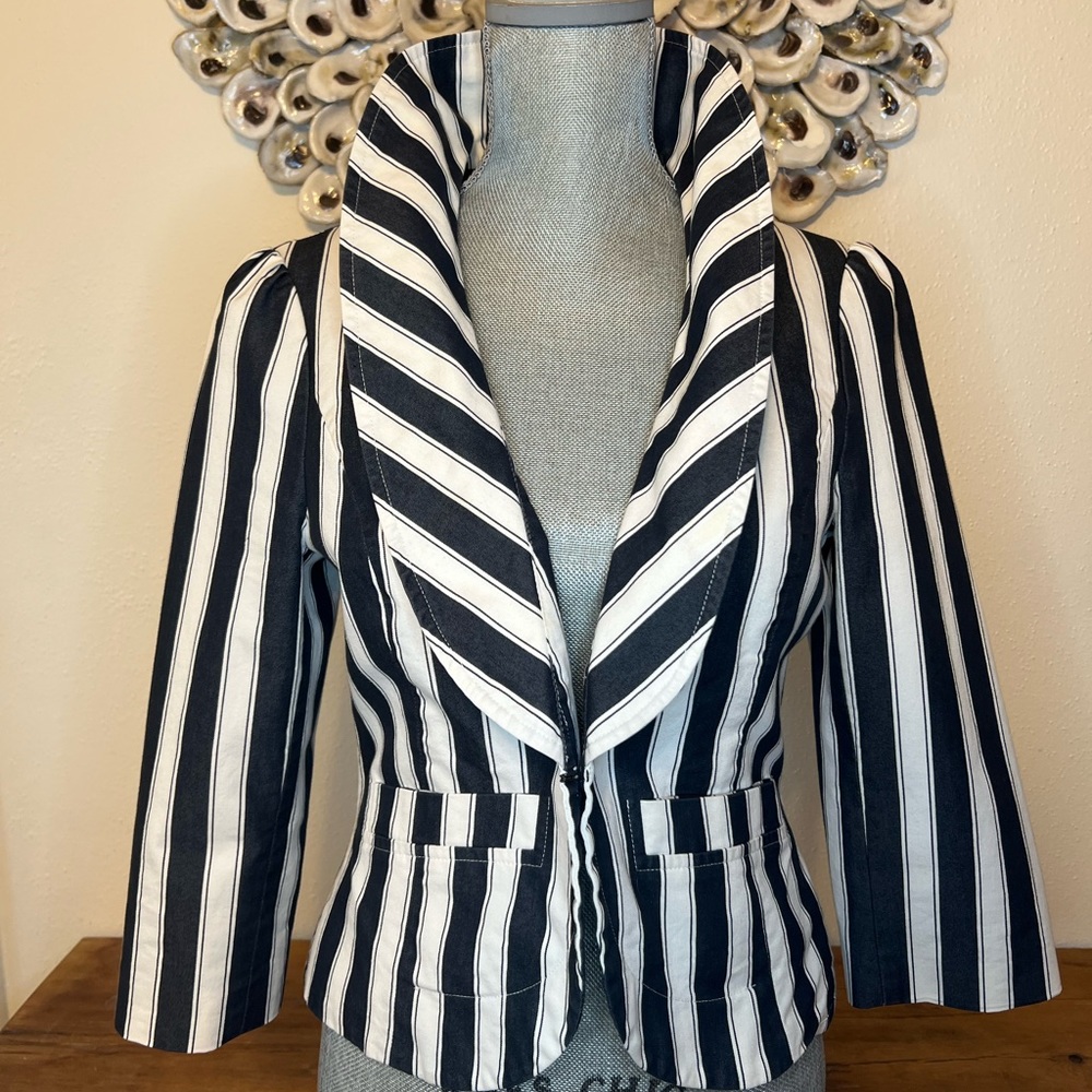 Forever 21 Black and White Striped Collared Jacket Blazer, Large.